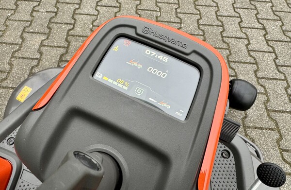 Husqvarna R200 iX + maaidek (ex DEMO) elektrische grasmaaiers | € 7.789
